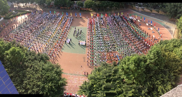 09、圖為運(yùn)動(dòng)會(huì)開(kāi)幕式全景