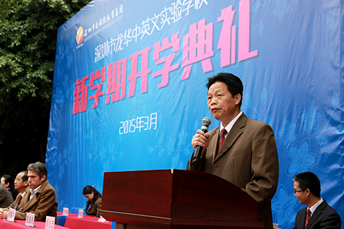 09、圖為開學(xué)典禮上戴桓標(biāo)校長提出新學(xué)期的新目標(biāo)