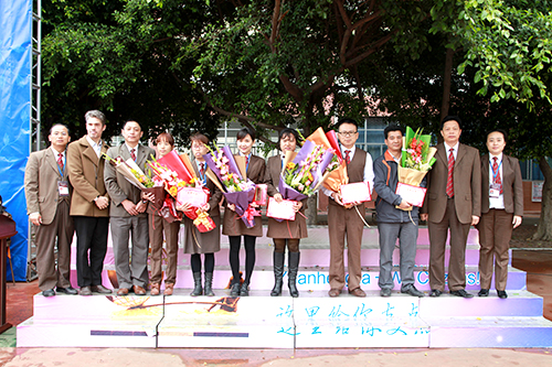 06、圖為開學(xué)典禮時(shí)學(xué)校頒獎(jiǎng)?lì)I(lǐng)導(dǎo)與優(yōu)秀教職工合影