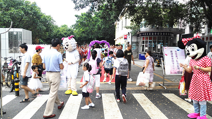 喜迎新老同學(xué)返校，樂繪美好教育藍(lán)圖,開學(xué)歡迎禮別具特色