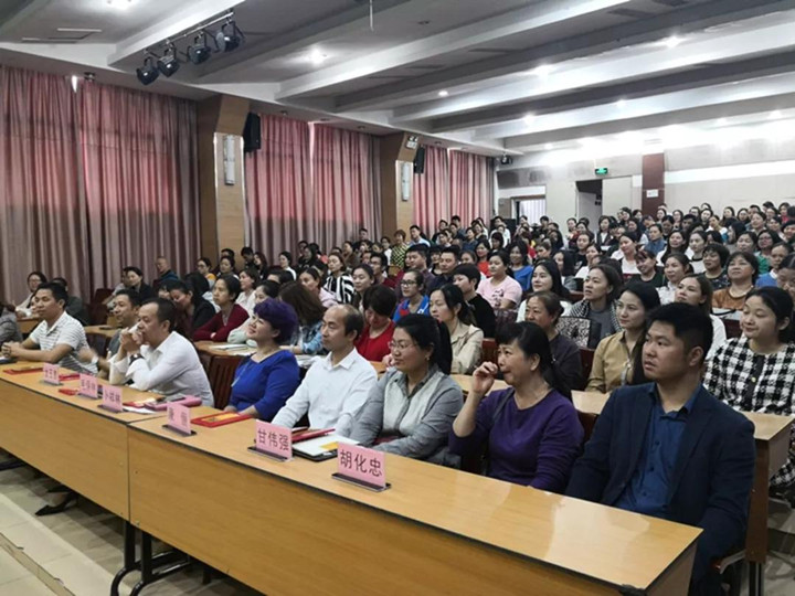 若為人父母是一場人生旅行，美麗風景要靠你引領孩子發(fā)現(xiàn) ——致龍華中英文實驗學校家長學校開學儀式