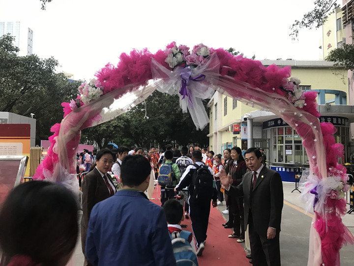 我去上學(xué)校，花兒對(duì)我笑——龍華中英文開學(xué)第一天秩序井然