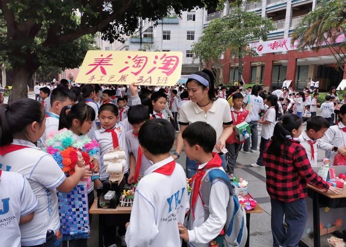 精美作品亮人眼，跳蚤市場交易忙