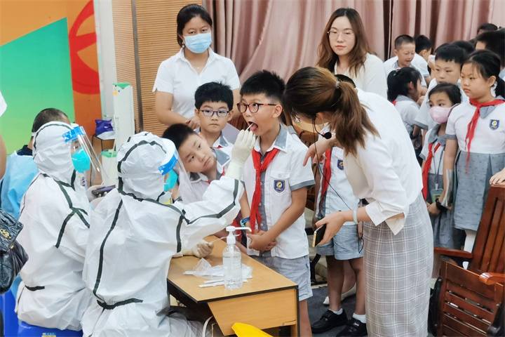 共同戰(zhàn)“疫”，龍華中英文在行動(dòng)!——學(xué)校組織志愿者支援社區(qū)防疫一線