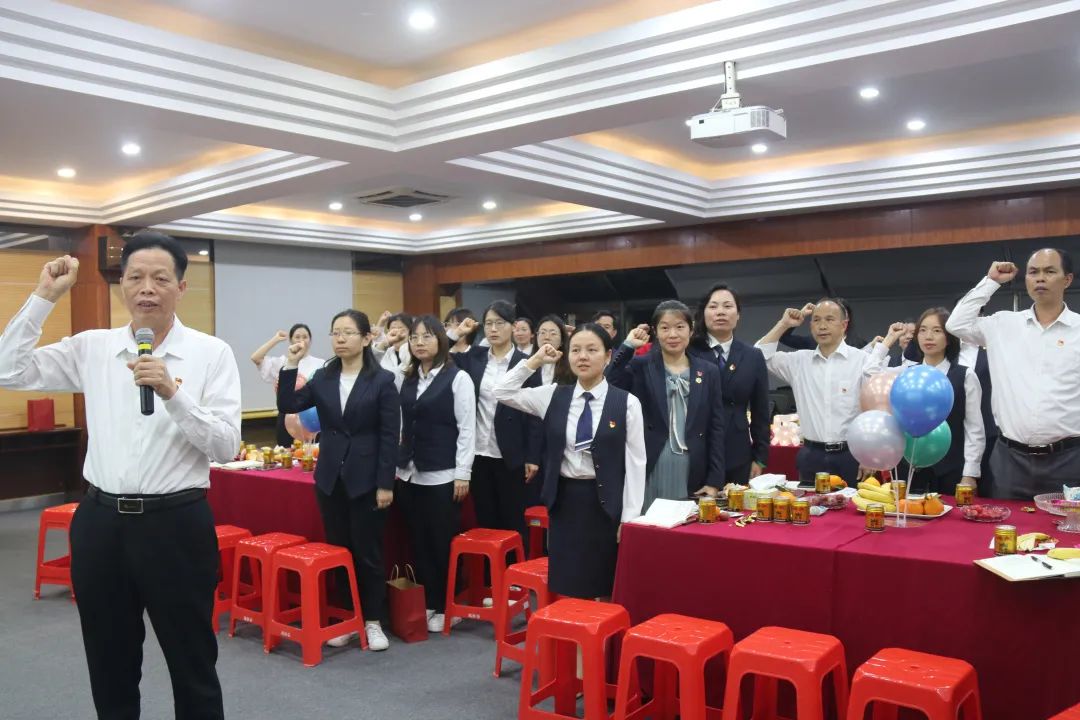 憶入黨初心，擔(dān)責(zé)任使命——龍華中英文實驗學(xué)校黨支部為黨員辦集體政治生日會