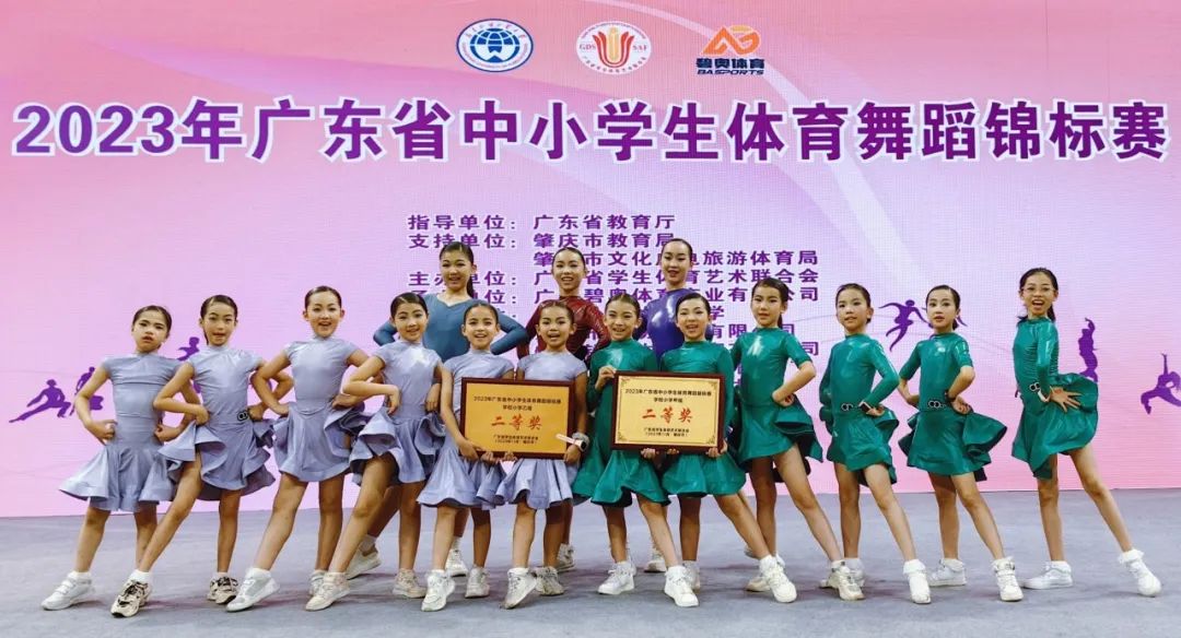 深圳市龍華中英文實(shí)驗(yàn)學(xué)校拉丁舞代表隊獲得兩項廣東省第二名！